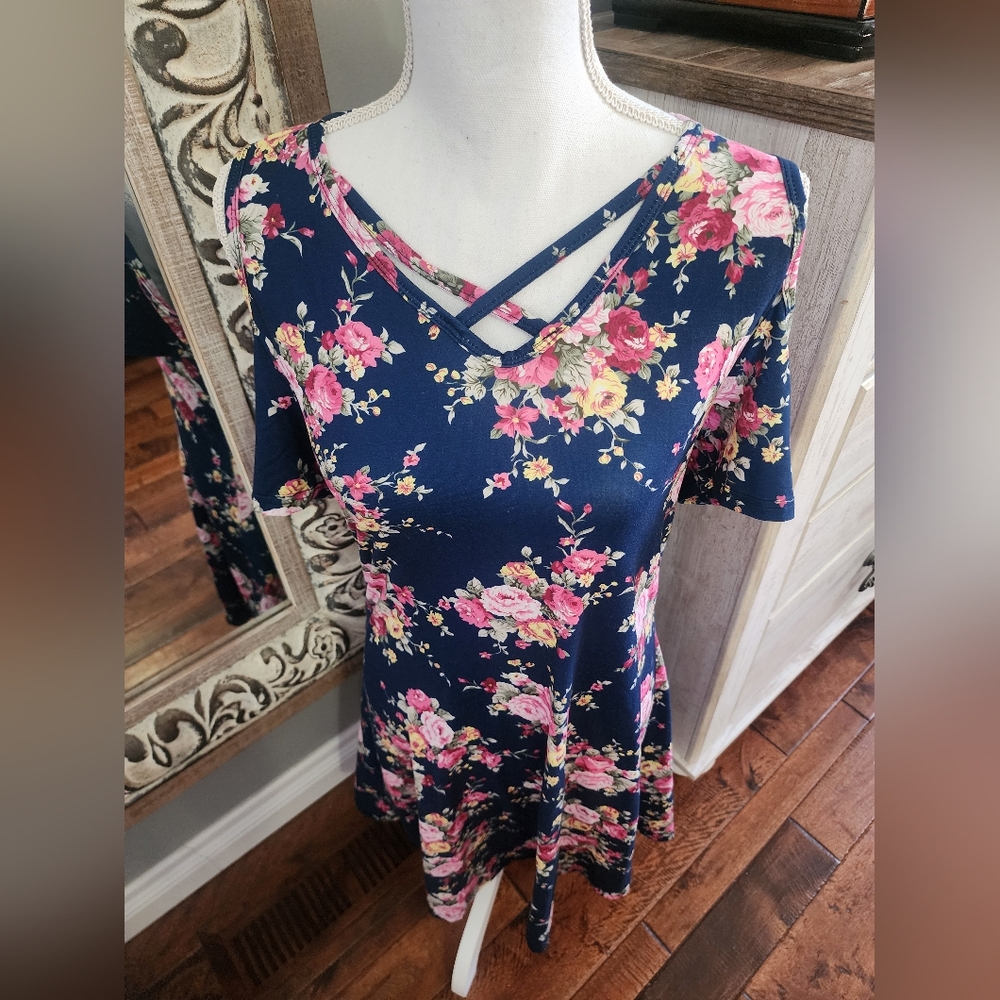 ZULILY dress floral Navy Blue 💙 size small brand new condition mid length